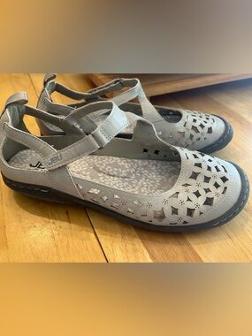 JBU by Jambu Memory Foam Gray Laser-Cut Mary Jane Flats 9.5 10 comfortable